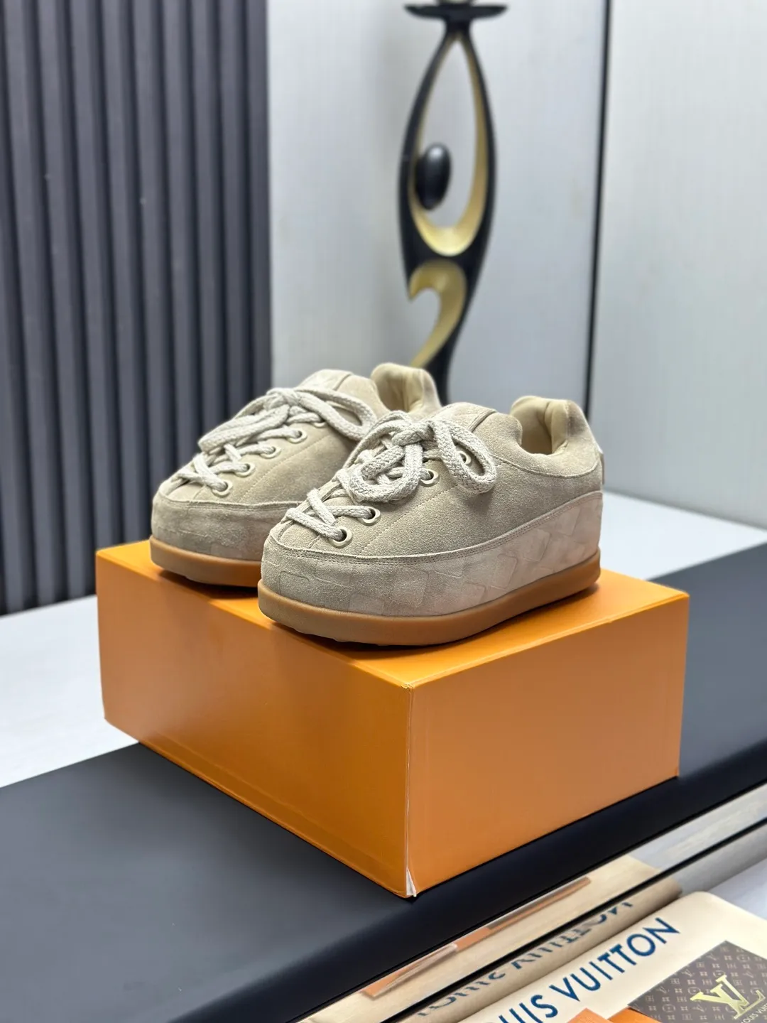 👟👟Ex-factory price 720👟👟 Top version LV-Louis Vuitton-Bread Catwalk New Style 1:1 development replica of the original version! ! The upper foot is very comfortable. It is made of luxurious materials and fine workmanship. The midsole is printed with English letters "Made in Europe". The upper is made of calfskin imported from Italy. The side is decorated with the brand's LOGO and signature. The latest latex foot pads and mesh lining make the foot feel super comfortable. The original two-color TPU combination outsole is specially provided by the original factory. Bag technology Goodyear stitched edges Fabric: Exclusive customized first-layer cowhide Accessories: Exclusive private model Vuitton logo, lining: Customized silk mesh lining - first-layer silk cowhide lining Outsole: TPU combination outsole wear-resistant, non-slip and anti-yellowing Foot pads: new latex pads-mesh sweat-absorbent Counter technology: fully computerized sewing machine wire drawing Toe box back cover Hot and cold shaping Full set of pull-top lasts with medium and low logo patterns Counter packaging - Shoelaces, certificates, cards, instructions, certificates, dust bags, the most complete packaging on the entire network, women's models 35-40 men's models are under development